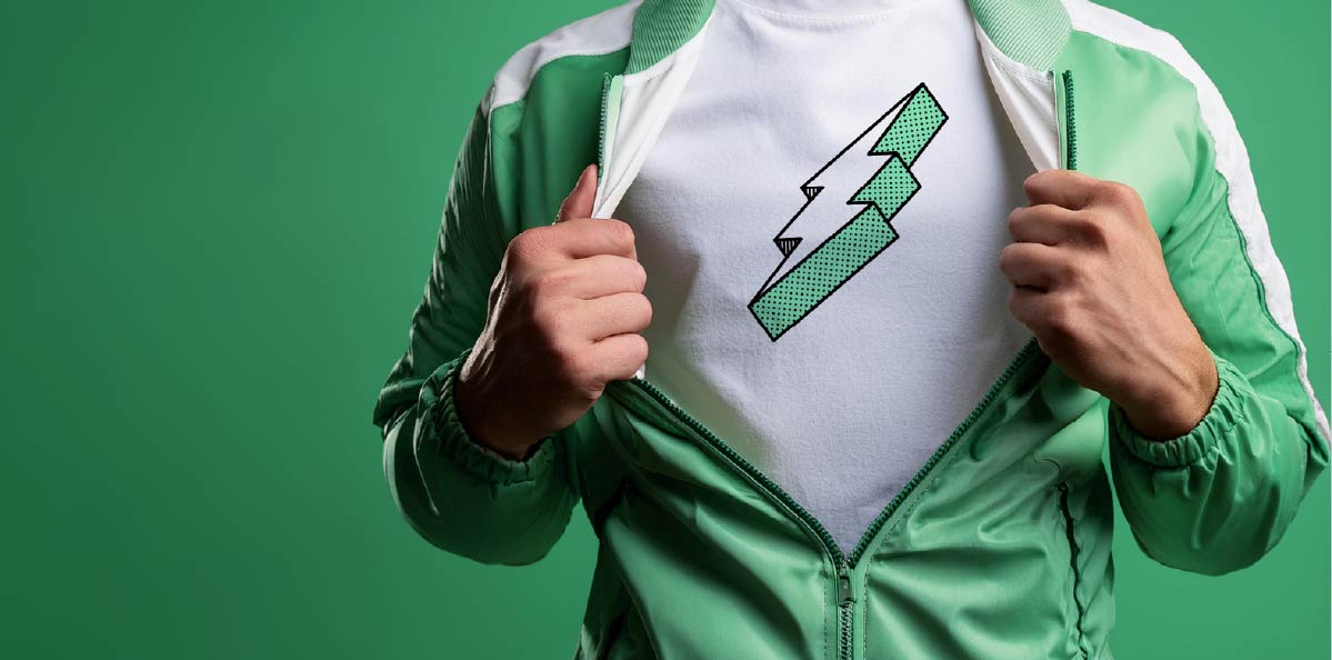 Kuva miehestä T-paidassa, jossa on PhoneHero-logo